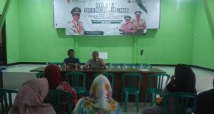 ATR/BPN Kabupaten Bandung Bersama Ketua PTSL Desa Margahayu Selatan Berikan Sertipikat
