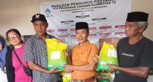 Ketua Rw 06 H. Duloh Berikan Bantuan Pada Korban Bencana Banjir Diwilayah Desa Mekarrahayu
