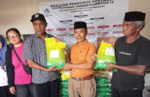 Ketua Rw 06 H. Duloh Berikan Bantuan Pada Korban Bencana Banjir Diwilayah Desa Mekarrahayu