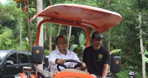 Modernisasi Pertanian, Wali Kota Viman Serahkan Bantuan Alsintan ke Gapoktan