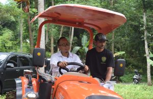 Modernisasi Pertanian, Wali Kota Viman Serahkan Bantuan Alsintan ke Gapoktan