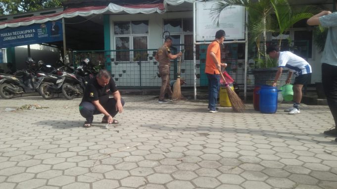 Untuk Ciptakan Lingkungan Yang Bersih Camat Berserta Staf Margaasih Lakukan Jumsih