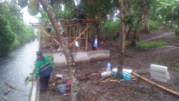 Ketua Rw06 Bersama Warga Untuk Ketahanan Pangan Bangun Kandang Kambing