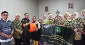 Bakti Sosial Kepada Korban Bencana Banjir Bandang dan Tanah Longsor di Desa Pasirlangu Cisarua