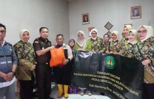 Bakti Sosial Kepada Korban Bencana Banjir Bandang dan Tanah Longsor di Desa Pasirlangu Cisarua