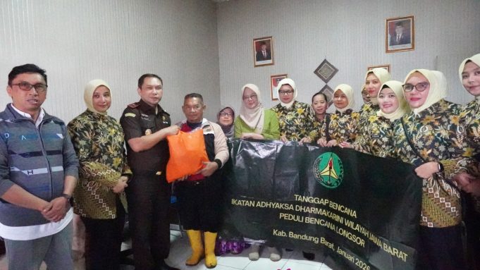 Bakti Sosial Kepada Korban Bencana Banjir Bandang dan Tanah Longsor di Desa Pasirlangu Cisarua