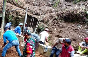 Sinergitas Babinsa dan Warga Demi Setetes Kehidupan