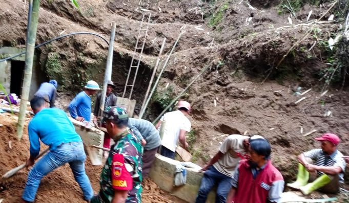 Sinergitas Babinsa dan Warga Demi Setetes Kehidupan