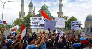 Dampak Dari Sikap Ketua DPRD, Pemda Dikerumuni Puluhan Aksi Demo