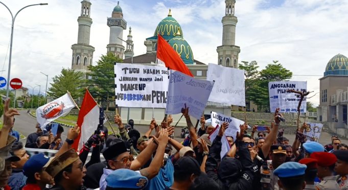 Dampak Dari Sikap Ketua DPRD, Pemda Dikerumuni Puluhan Aksi Demo