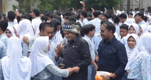 Dampingi Wapres Gibran, Wawali Diky Candra Sapa dan Selfie Bareng Pelajar SMAN 2 Kota Tasikmalaya