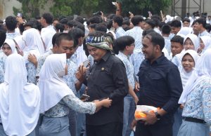 Dampingi Wapres Gibran, Wawali Diky Candra Sapa dan Selfie Bareng Pelajar SMAN 2 Kota Tasikmalaya