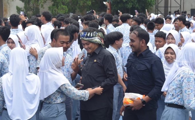 Dampingi Wapres Gibran, Wawali Diky Candra Sapa dan Selfie Bareng Pelajar SMAN 2 Kota Tasikmalaya