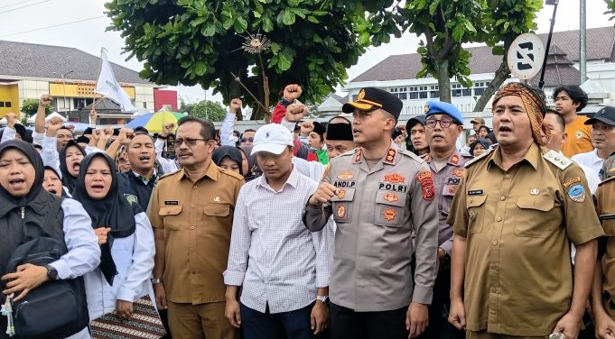 Aksi Guru Madrasah di Balai Kota, Wawali Diky Candra: Aspirasi Akan Kami Tindaklanjuti