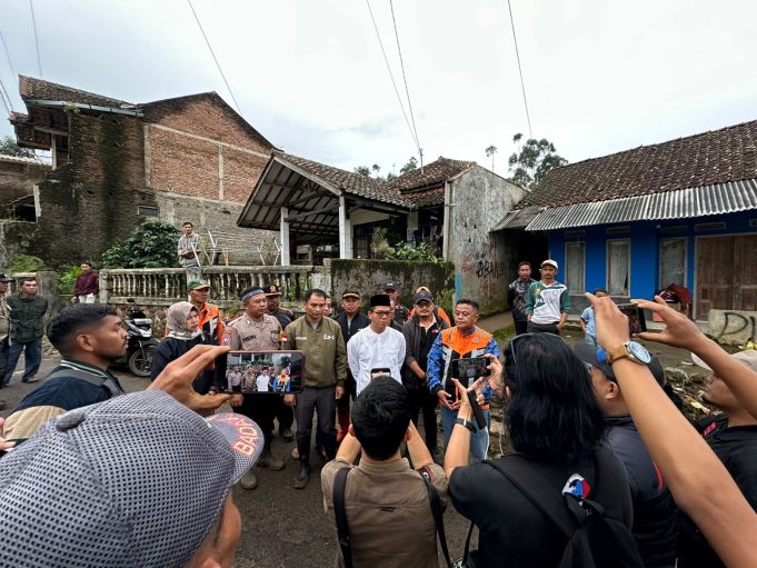 Kang DS Tinjau Longsor Pangalengan, Korban Diberikan Bantuan Kontrakan dan Rumah