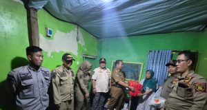 Camat Bersama Kanit Satpol PP Kecamatan Margaasih Berikan Bantuan Pada Korban Rumah Yang Ambruk