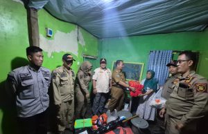 Camat Bersama Kanit Satpol PP Kecamatan Margaasih Berikan Bantuan Pada Korban Rumah Yang Ambruk
