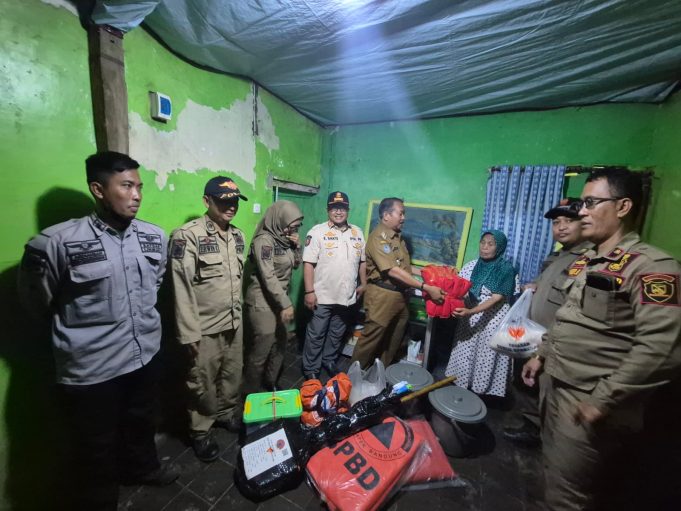 Camat Bersama Kanit Satpol PP Kecamatan Margaasih Berikan Bantuan Pada Korban Rumah Yang Ambruk