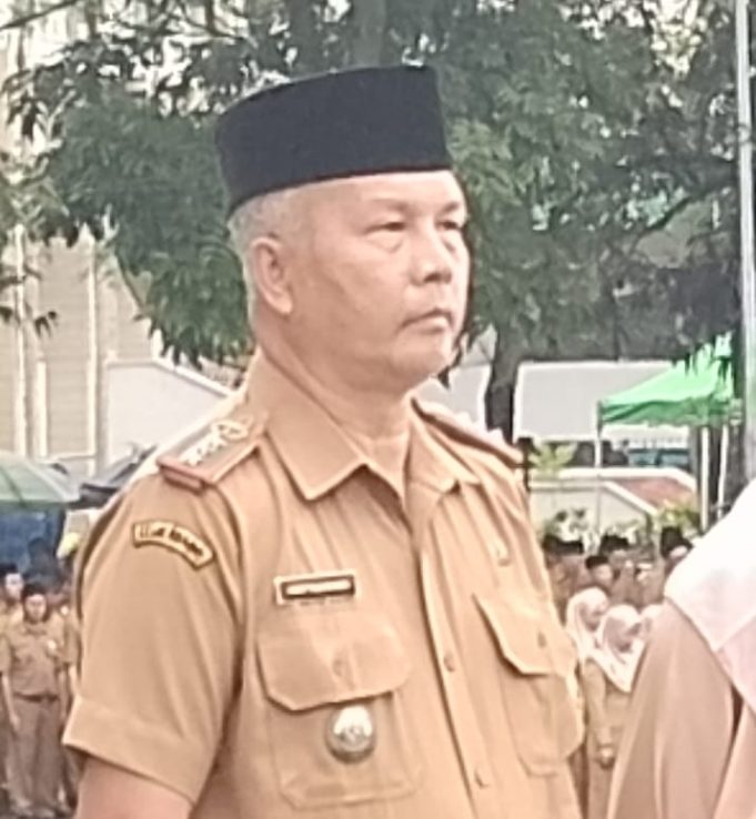 Drs. H. Asep Ruswandi M. Si Menjelang Masa Tugas Berakhir Mendapatkan SK Pengabdian
