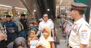 Kang DS Ajak Ratusan Anak Yatim Piatu Belanja Pakaian Lebaran di Jogja Soreang