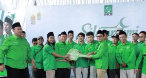 Waka DPR RI Serahkan Ambulans PKB Siaga, Dorong Kader Selalu Hadir di Masyarakat