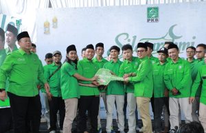 Waka DPR RI Serahkan Ambulans PKB Siaga, Dorong Kader Selalu Hadir di Masyarakat