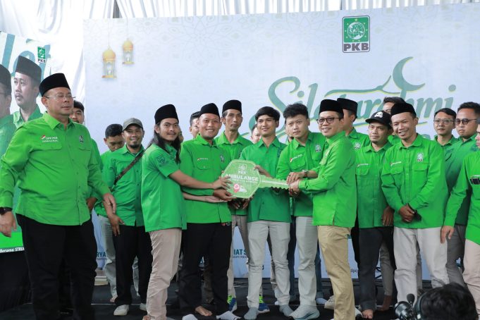 Waka DPR RI Serahkan Ambulans PKB Siaga, Dorong Kader Selalu Hadir di Masyarakat