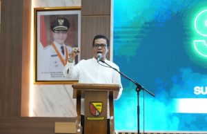 Bupati Bandung Berikan Kadeudeuh untuk Pegiat KORMI Peraih Medali FORNAS NTB 2025