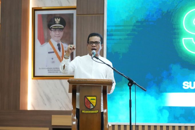 Bupati Bandung Berikan Kadeudeuh untuk Pegiat KORMI Peraih Medali FORNAS NTB 2025