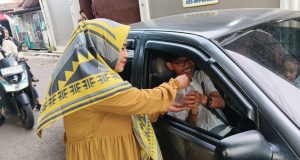 Ibu Kades Gandasari, Apresiasi Pengurus RW 04 Mulyasari yang Membagikan Takjil Gratis