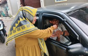 Ibu Kades Gandasari, Apresiasi Pengurus RW 04 Mulyasari yang Membagikan Takjil Gratis