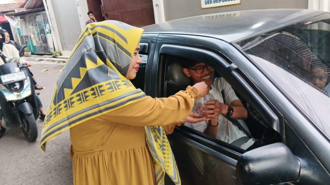 Ibu Kades Gandasari, Apresiasi Pengurus RW 04 Mulyasari yang Membagikan Takjil Gratis
