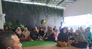 Di Momen Reses ke-2, Anggota DPRD Hj Siti Hajar Berbagi Dengan Lansia