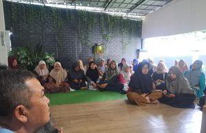 Di Momen Reses ke-2, Anggota DPRD Hj Siti Hajar Berbagi Dengan Lansia