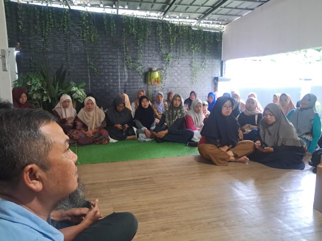 Di Momen Reses ke-2, Anggota DPRD Hj Siti Hajar Berbagi Dengan Lansia