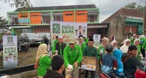 Konsep Berbeda, PKB Tasikmalaya Borong Produk UMKM Lalu Bagikan Takjil ke Warga