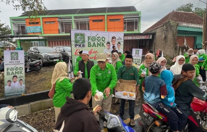Konsep Berbeda, PKB Tasikmalaya Borong Produk UMKM Lalu Bagikan Takjil ke Warga