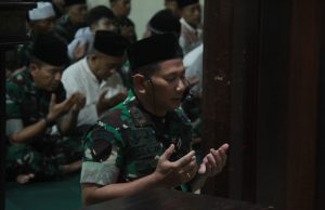 Masjid Agung Tasikmalaya Dipadati Jamaah, Pangdam III/Siliwangi Pimpin Sholat Subuh Berjamaah
