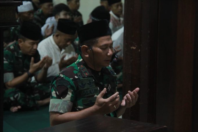 Masjid Agung Tasikmalaya Dipadati Jamaah, Pangdam III/Siliwangi Pimpin Sholat Subuh Berjamaah