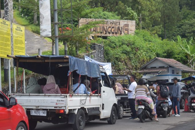 Padat Merayap! Cipanas Galunggung Diserbu Wisatawan di Hari Ketiga Lebaran
