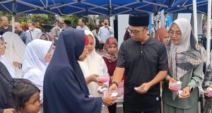 Sentuhan Ramadan , Walkot Viman Turun ke Jalan Tebar Takjil Untuk Warga Kota Tasikmalaya