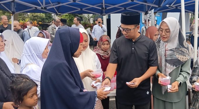 Sentuhan Ramadan , Walkot Viman Turun ke Jalan Tebar Takjil Untuk Warga Kota Tasikmalaya