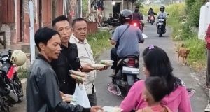 Ketua AWP Tasikmalaya Deni, Bagikan 300 Paket Takjil, Berharap Bawa Berkah di Bulan Ramadan