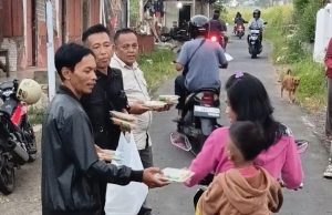Ketua AWP Tasikmalaya Deni, Bagikan 300 Paket Takjil, Berharap Bawa Berkah di Bulan Ramadan