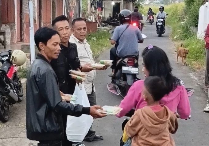 Ketua AWP Tasikmalaya Deni, Bagikan 300 Paket Takjil, Berharap Bawa Berkah di Bulan Ramadan