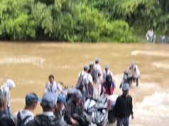 Miris ??? Siswa Nekat Seberangi Arus Air Deras Demi Sekolah, RN; Perhatikan Askes Jalan Pedesaan