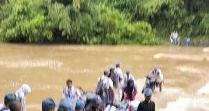 Miris ??? Siswa Nekat Seberangi Arus Air Deras Demi Sekolah, RN; Perhatikan Askes Jalan Pedesaan