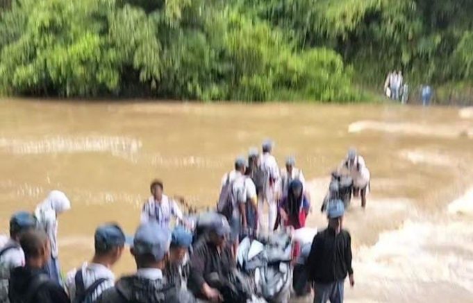 Miris ??? Siswa Nekat Seberangi Arus Air Deras Demi Sekolah, RN; Perhatikan Askes Jalan Pedesaan