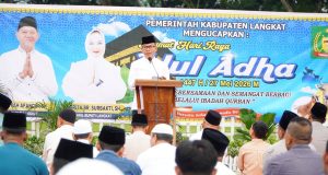 Wabup Tiorita Surbakti Salat Idul Adha Bersama Ribuan Warga di Alun-alun Stabat