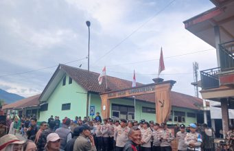 Massa Kepung Kantor Desa Linggawangi, Tuntut Kepala Desa Mundur Diduga Nyuri Uang Staf Desa